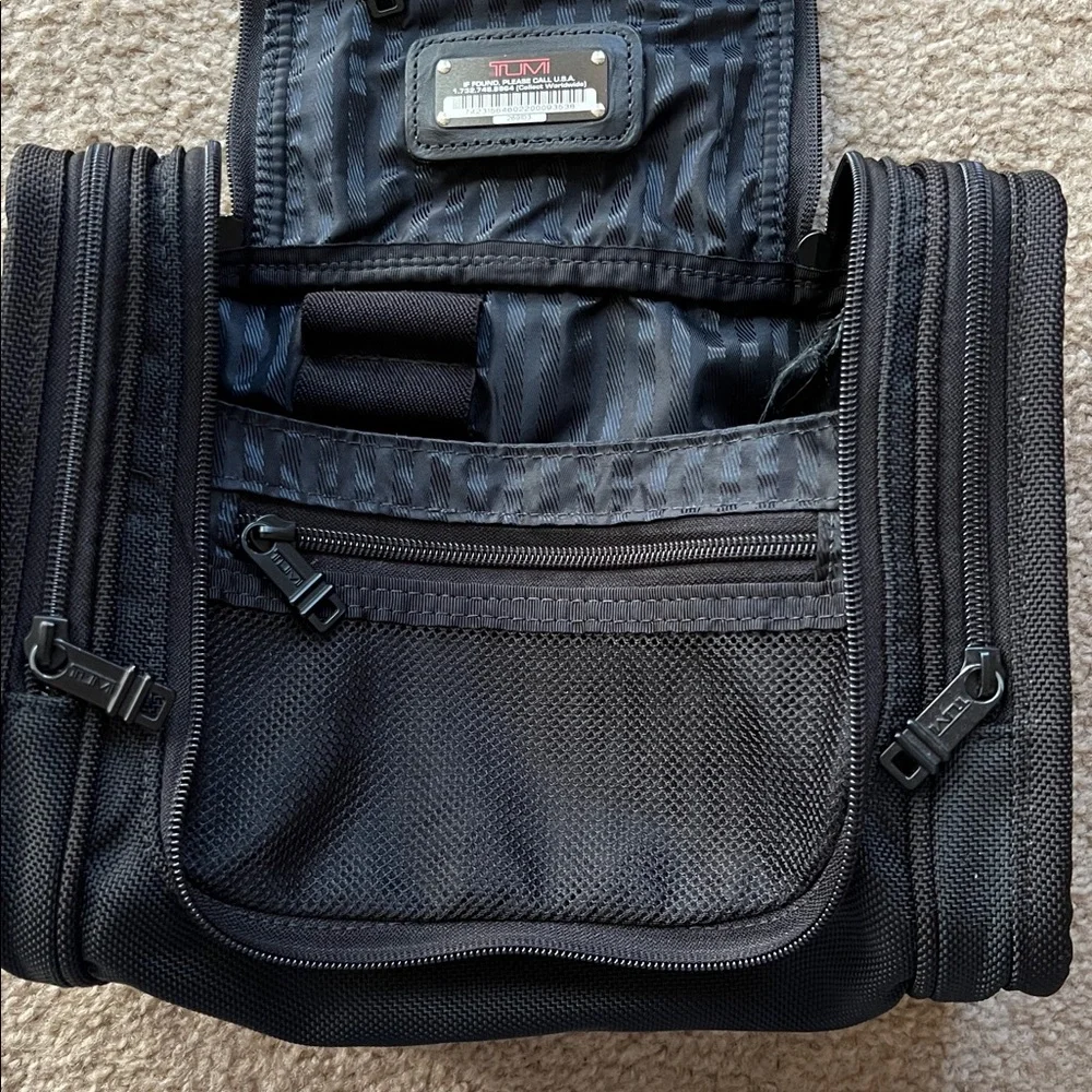 Tumi Black Travel Toiletry Cosmetics Bag Unisex Hang Organizer Storage Bathroom